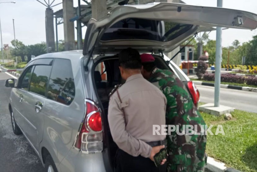 Bandara Internasional Minangkabau memperketat pengamanan pascainsiden teror di Surabaya. Operator bandara menurunkan tim pengamanan yang merupakan gabungan dari kepolisian, TNI, dan Avsec BIM. 