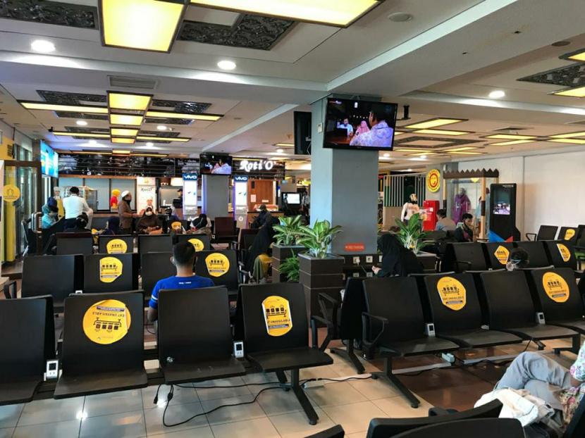 Bandara Internasional Minangkabau, Sumatra Barat. Kursi di ruang tunggu diberi label yang mengarahkan agar penumpang pesawat menjaga jarak fisik satu sama lain.