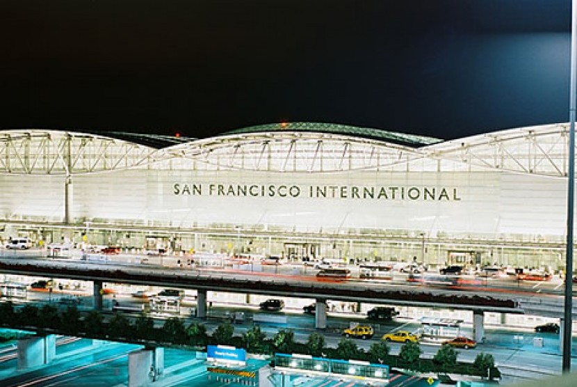Bandara Internasional San Fransisco. Lebih dari satu juta orang terbang melalui bandara-bandara AS pada Jumat (20/11/2020) untuk liburan Thanskgiving.