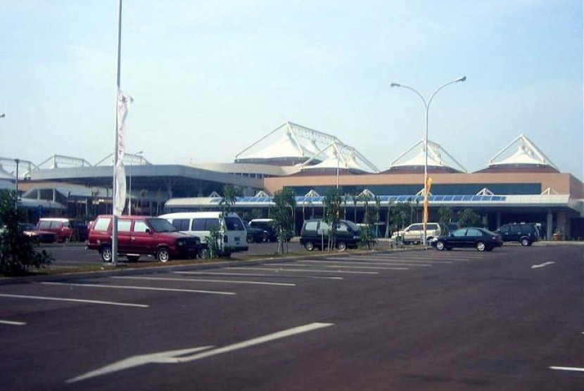 Bandara Internasional Sultan Mahmud Badarudin II Palembang. Pemprov Sumsel mempercepat pembangunan kolam retensi di simpang Bandara SMB II.