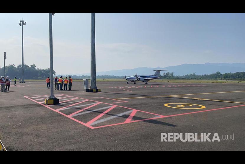 Runway Bandara Jenderal Besar Soedirman di Purbalingga, Jawa Tengah, menjelang pengoperasian oleh Angkasa Pura II.