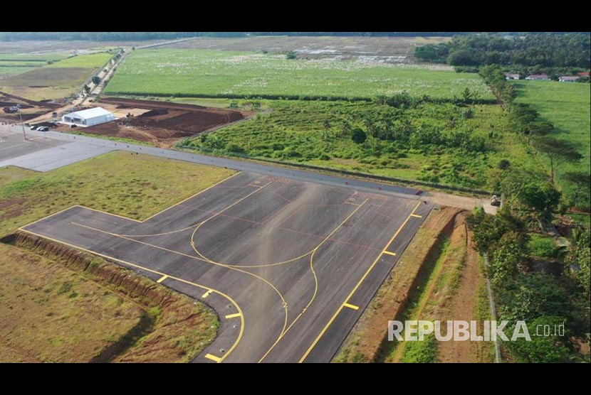 Runway Bandara Jenderal Besar Soedirman di Purbalingga, Jawa Tengah, menjelang pengoperasian oleh Angkasa Pura II.