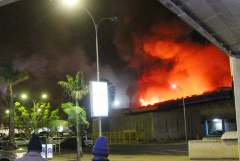 Bandara Jomo Kenyatta yang terbakar.