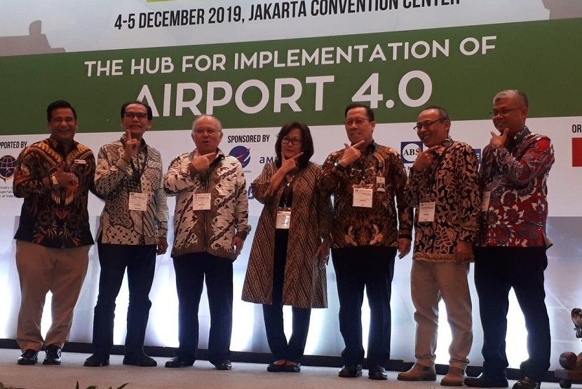 Bandara juga harus ikuti revolusi industri 4.0. Direktur Jenderal Perhubungan Udara Kementerian Perhubungan (Kemenhub), Polana B Pramesti (tengah), membuka acara Pameran Airport Solution Indonesia 2019 di JCC Senayan, Jakarta pada 4 dan 5 Desember, Jakarta (4/12).