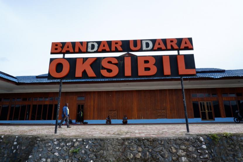 Bandara Oksibil di Kabupaten Pegunungan Bintang, Provinsi Papua. Kementerian Perhubungan mulai mengoperasikan kembali Bandara Oksibil, Papua setelah penembakan pesawat oleh kelompok separatis bersenjata.