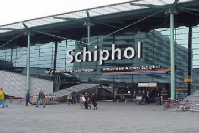 Bandara Schipol, Amsterdam, Belanda. Selain melarang penerbangan dari Ingris, Belanda juga akan mempelajari kemungkinan penetapan larangan membawa penumpang dari Inggris pada moda-moda transportasi lainnya.