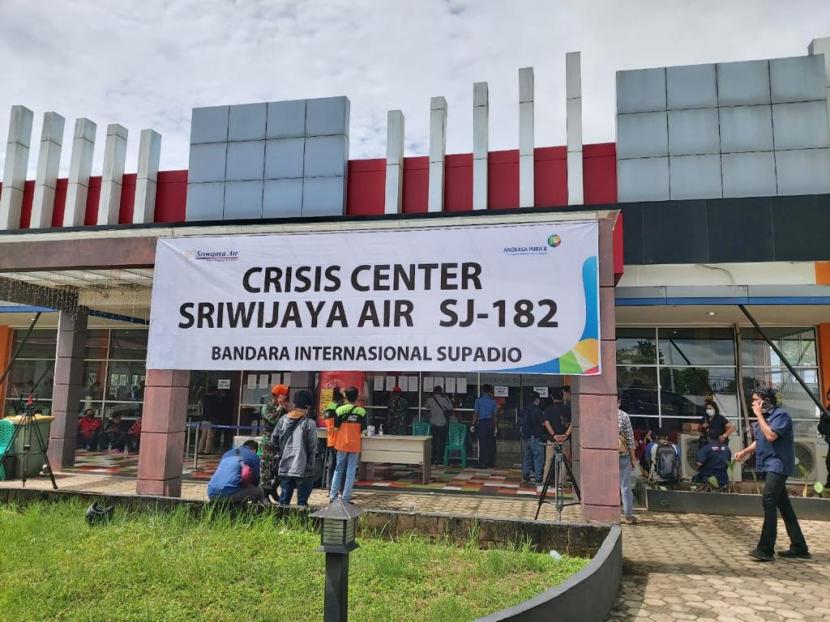  Bandara Soekarno-Hatta, Tangerang, dan Bandara Supadio, Pontianak, membuka Posko Crisis Center Sriwijaya Air SJ 182 sebagai Pusat Layanan Keluarga Penumpang (Family Assistance Center). 