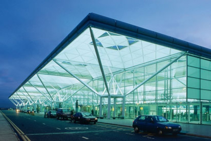 Bandara Stansted di London, Inggris (ilustrasi). Pemerintah Inggris akan mewajibkan semua pelancong, termasuk warga negara Inggris, untuk menunjukkan hasil tes Covid-19 negatif.