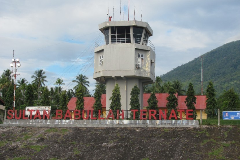 Bandara Sultan Baabullah, Ternate. Sejumlah petugas yang bertugas di pintu masuk bandara dan pelabuhan Ternate, Maluku Utara (Malut) mengeluhkan minimnya ketersediaan kebutuhan Alat Pelindung Diri (APD). Terutama saat melakukan pengawasan penumpang dari dan ke kota Ternate.