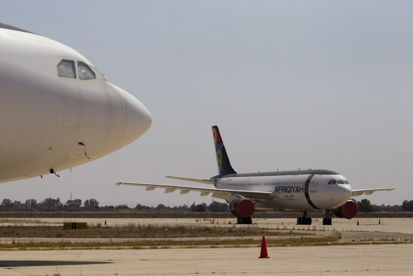 Uni Eropa Sepakat Gelar Patroli Baru di Libya. Foto: Bandara Tripigia, satu-satunya bandara di Tripoli, Libya. Bandara tersebut ditutup setelah sejumlah roket menghantam fasilitas bandara, Rabu.
