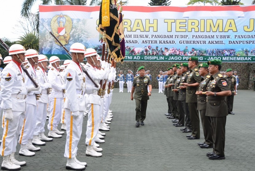 Bandung-Kasad Jenderal TNI Moelyono melantik 10 perwira tinggi untuk menempati posisi strategis di lingkungan TNI AD, salah satunya Pangdam III Siliwangi. Sertijab berlangsung di Lapangan Makodam III Siliwangi, Selasa (14/11)