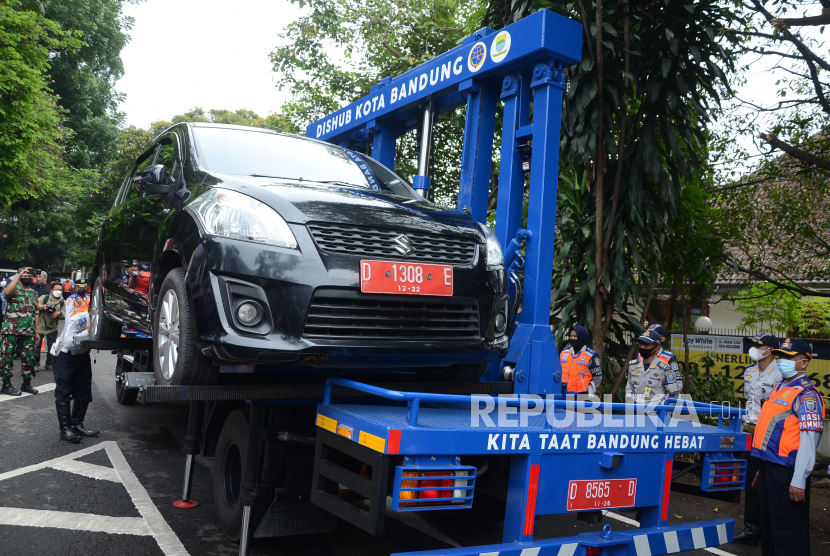 Bandung Mobil Derek (Bandrek) yang akan dioprasikan di Kota Bandung saat peresmian Bandrek di Taman Pet Park Simpang Jalan Cilaki, Kota Bandung, Kamis (30/12). Kendaraan derek itu dioprasikan untuk menindak kendaraan yang parkir sembarangan. Bandrek merupakan kendaraan derek model gendong pertama di Indonesia yang menggunakan teknologi otomatis hidrolik dengan maksimal kapasitas 1,8 ton.