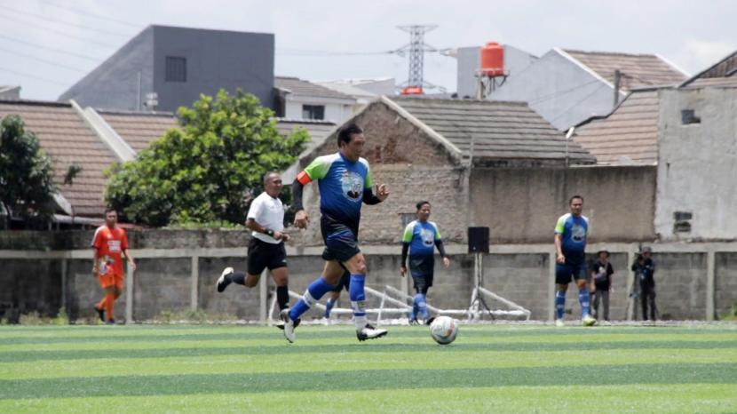 Bandung Old Stars (BOLDS) for Ganjar-Mahfud dan Persija Glory yang berisi eks pemain Persija Jakarta, melakoni laga persahabatan di Lapangan UNI Jebreeet Media Arena, Bandung, Rabu (7/2/2024). 