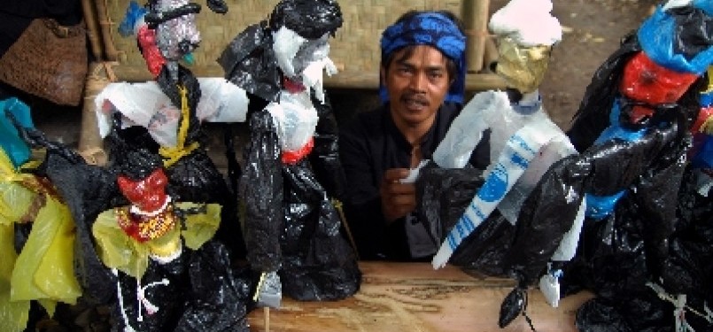 Bandung seems often associated with creativity.  To protest the damaging natural water resources and mounting garbage in Bandung, some puppet artists create 