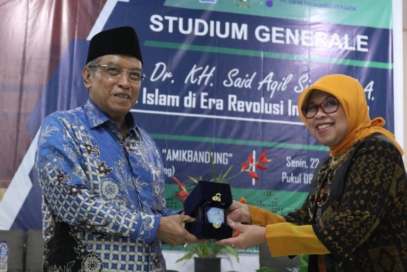 Bandung - Sekolah Tinggi Manajemen Informatika Dan Komputer Amik Bandung (STMIK  AMIK BANDUNG) menggelar Studium Generale yang di isi Ketua Umum PBNU, KH Said Aqil Siroj, Senin (22/7).