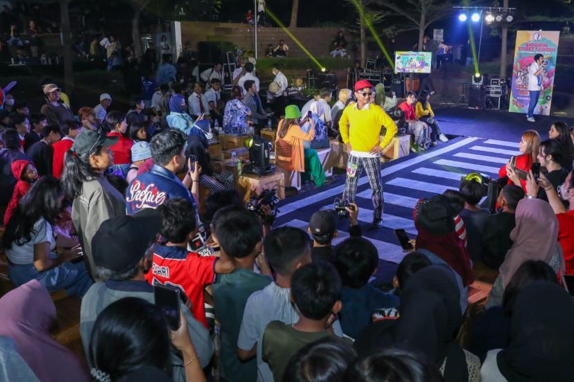 Bandung Street Fashion di Alun-Alun Cicendo, Jalan Arjuna, Kelurahan Husen Sastranegara, Kecamatan Cicendo, Kota Bandung, Jawa Barat. 