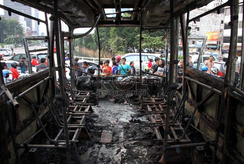 Bangkai Bus Transjakarta bernomor JMT 019 yang terbakar di jalan Gajah Mada, Harmoni, Jakarta Pusat, Ahad (16/6).   (Republika/ Yasin Habibi)