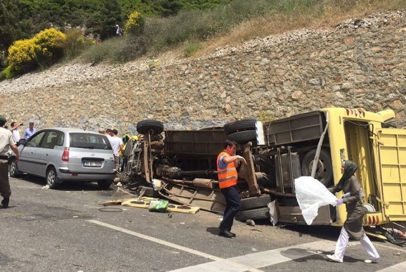 Bangkai bus yang jatuh ke jurang di Kota Marmaris, Provinsi Mugla, Turki, Sabtu (13/5).