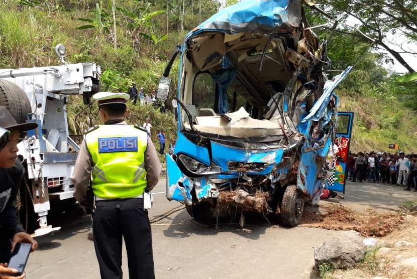 Bangkai bus yang masuk jurang di jalur Jalan Cikidang-Palabuhanratu, Kecamatan Cikidang, Kabupaten Sukanumi, berhasil dievakuasi, Ahad (9/9) siang.