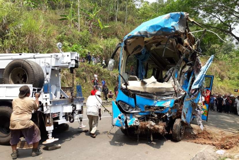 Bangkai bus yang masuk jurang di jalur Jalan Cikidang-Palabuhanratu Kecamatan Cikidang, Kabupaten Sukanumi berhasil dievakuasi Ahad (9/9) siang.