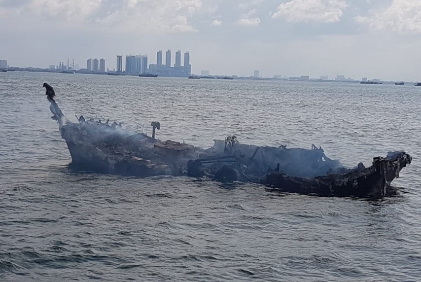 Bangkai kapal itu hanyut terbawa angin dan arus ke perairan lepas di wilayah Tanjung Priok Jakarta yang dapat mengancam keselamatan dan keamanan pelayaran.
