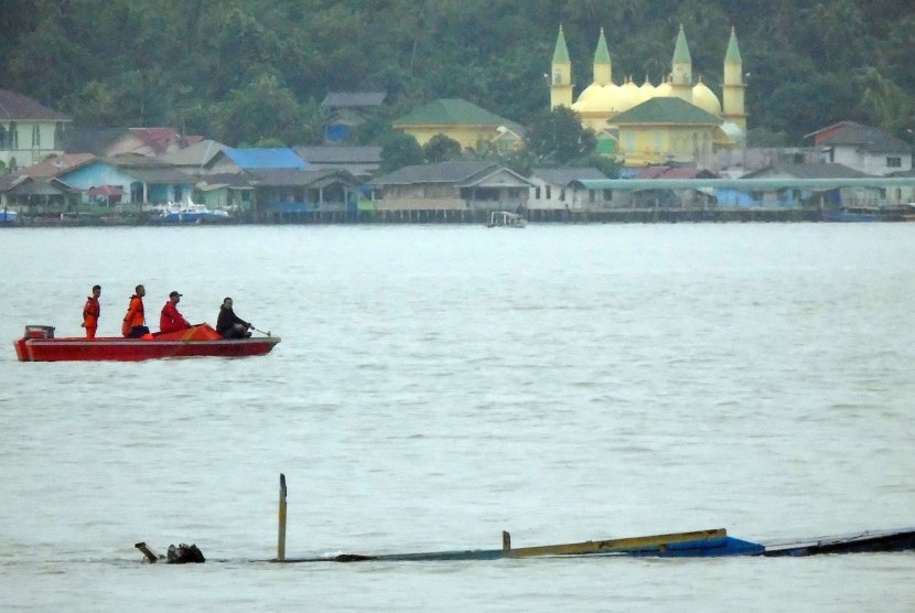 Bangkai Kapal penyeberangan yang disebut pompong yang tenggelam dengan latar belakang Mesjid Sultan Riau di depan Pulau Penyengat, Tanjungpinang, Kepulauan Riau, (21/8). 