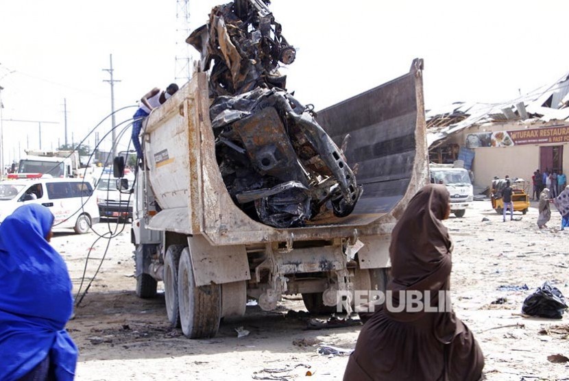 Bangkai mobil di salah satu lokasi ledakan bom mobil di salah satu pos pemeriksaan di Mogadishu, Somalia, Sabtu (28/12). Pesawat kargo militer Turki mendarat di ibu kota Somalia mengevakuasi korban ledakan.