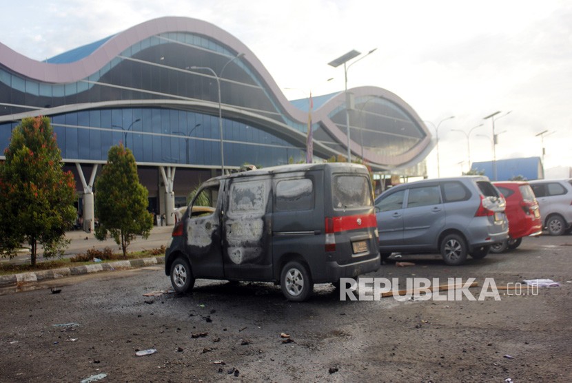Bangkai mobil milik Polisi di parkiran Bandara Domine Eduard Osok (DEO) Kota Sorong, Papua Barat, Senin (19/8/2019). Polisi belum menemukan pelaku penyerangan dan pengrusakan bandara Domine Eduard Osok.