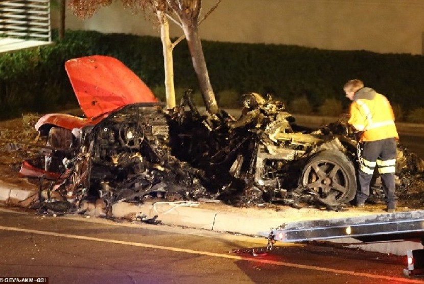 Bangkai Mobil Porsche yang ditumpangi aktor Paul Walker 