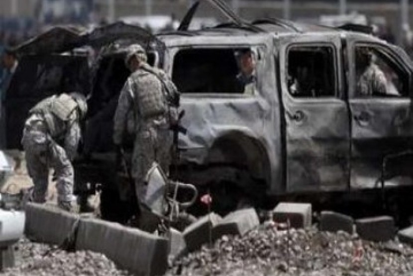 Bangkai mobil yang terbakar akibat ledakan bom di Kabul, Afghanistan.