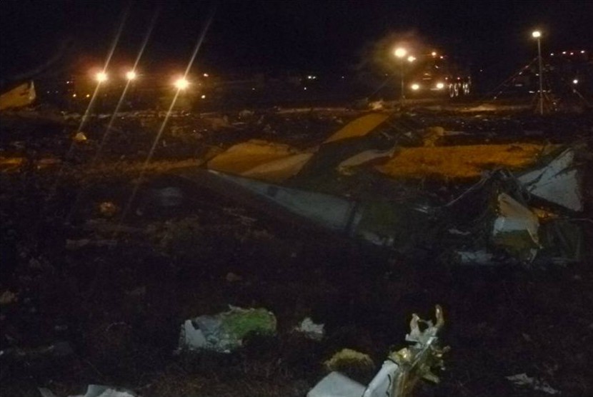 Bangkai Pesawat Boeing 737 terjatuh di Kazan, Rusia