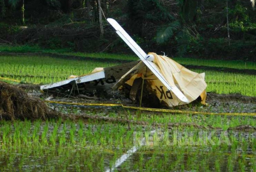 Bangkai pesawat latihan jenis Piper PA 28 jatuh di pesawahan di Karangnunggal Kabupaten Tasikmalaya, Kamis (19/8). (Foto: Fuji EP/Republika) 
