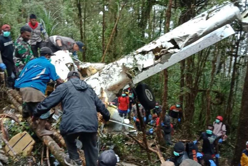 Bangkai pesawat Pesawat Demonim Air PK-HVQ dan korban ternyata ditemukan  warga Oksibil, Papua, tepatnya di pegunungan Menuk, distrik Aerambakon Kabupaten Pegunungan Bintang. Delapan orang tewas dan satu anak berusia 12 tahun selamat.