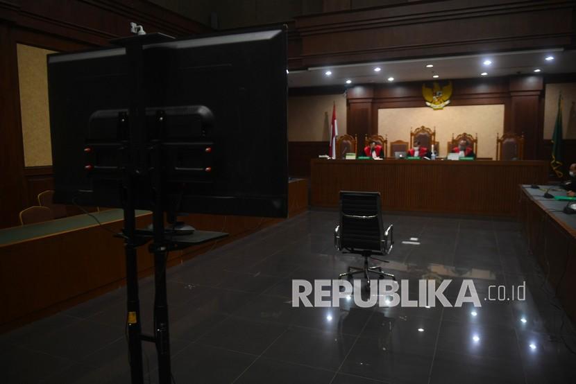 Bangku kosong terlihat saat berlangsungnya sidang perdana kasus dugaan suap pengurusan fatwa Mahkamah Agung dengan terdakwa Andi Irfan Jaya di Pengadilan Tipikor, Jakarta, Rabu (4/11/2020). Sidang yang beragenda pembacaan dakwaan itu menghadirkan terdakwa secara daring.