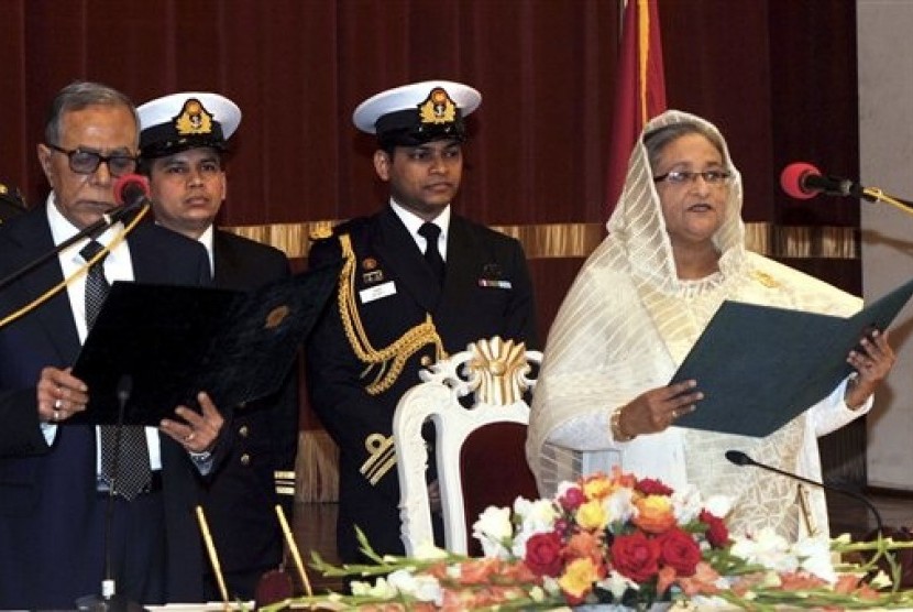 Bangladesh President Abdul Hamid (left) administers the oath to Bangladeshi Prime Minister Sheikh Hasina (right) during her swearing in ceremony in Dhaka, Bangladesh, Sunday, Jan. 12, 2014.