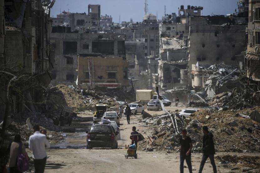 Bangunan-bangunan yang hancur saat warga Palestina kembali ke Khan Younis setelah militer Israel menarik pasukan dari Jalur Gaza Selatan.