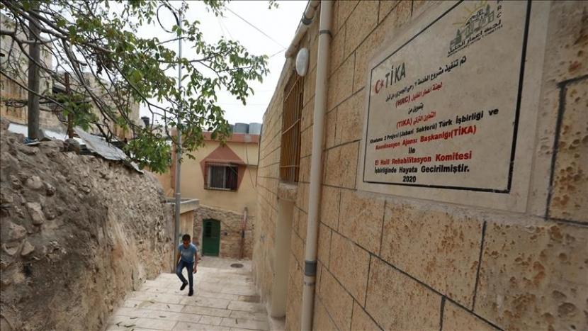 Israel Larang Muslim Sholat di Masjid Ibrahim. Foto:  Bangunan bersejarah di dekat Masjid Harem-i Ibrahim di Hebron dipugar oleh Badan Kerjasama dan Koordinasi Turki (TIKA), di Hebron, Tepi Barat pada 19 April 2021.