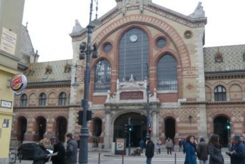 Bangunan central market, pasar tradisional di Budapest yang menawarkan aneka suvenir khas Hungaria.