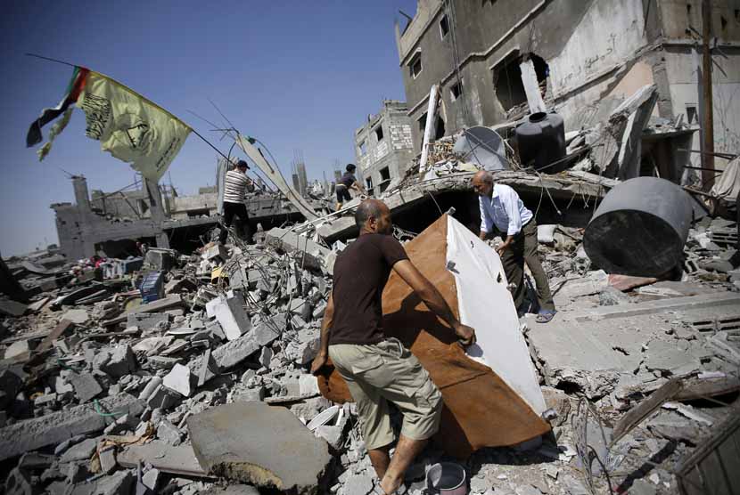 Bangunan di Gaza hancur akibat serangan udara Israel. 