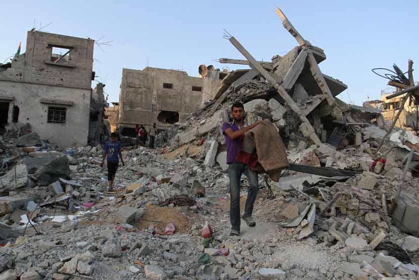 Bangunan di Gaza, Palestina, hancur akibat serangan udara Israel. 