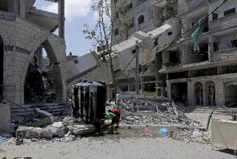 Bangunan di Jalur Gaza, Palestina hancur akibat serangan militer Israel.