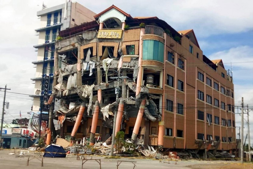 Bangunan Eva Hotel rusak akibat gempa di Kidapawan, Provinsi Cotabato, Filipina, Kamis (31/10).