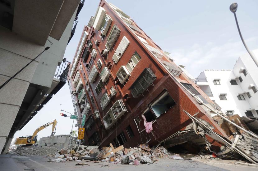 Bangunan gedung yang runtuh akibat gempa yang mengguncang Taiwan. Kemenlu mengimbau WNI di Taiwan tetap mewaspadai gempa susulan.