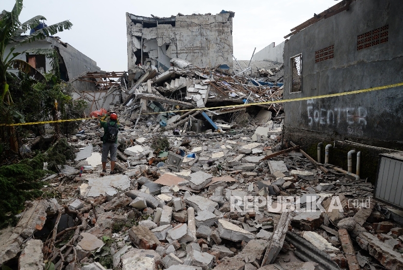 Bangunan hancur akibat ledakan di Pizza Hut Delivery (PHD) di Jalan Raya Hankam, Jatimurni, Kota Bekasi, Jawa Barat, Ahad (23/10). Ledakan yang berasal dari tabung gas 50 kilogram miliki restoran cepat saji Pizza Hut Delivery (PHD) tersebut, menghancurkan 