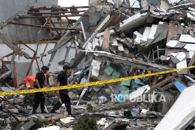 Pasukan gegana memeriksa bangunan hancur akibat ledakan di Pizza Hut Delivery (PHD) di Jalan Raya Hankam, Jatimurni, Kota Bekasi, Jawa Barat, Ahad (23/10). Ledakan yang berasal dari tabung gas 50 kilogram miliki restoran cepat saji Pizza Hut Delivery (PHD)