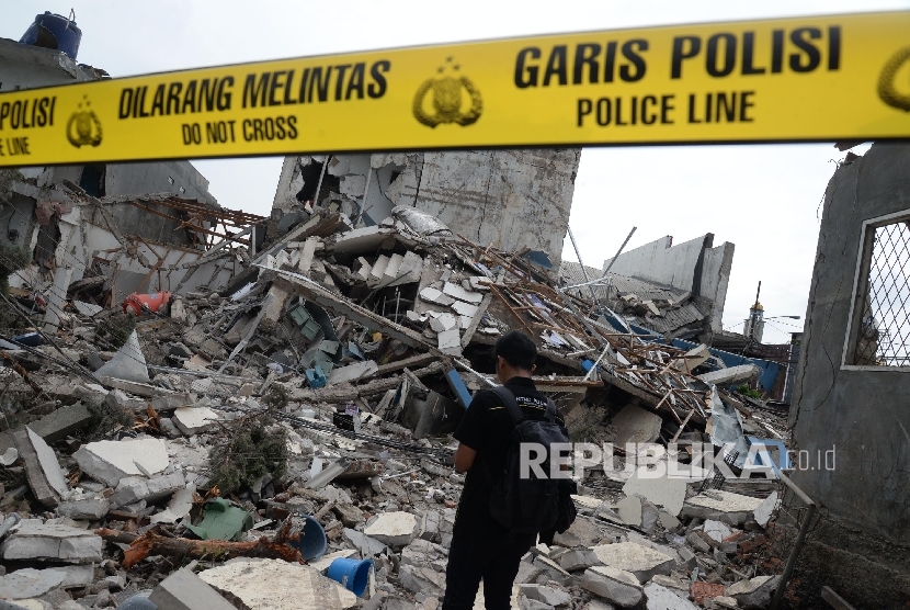 Bangunan hancur akibat ledakan di Pizza Hut Delivery (PHD) di Jalan Raya Hankam, Jatimurni, Kota Bekasi, Jawa Barat, Ahad (23/10). Ledakan yang berasal dari tabung gas 50 kilogram miliki restoran cepat saji Pizza Hut Delivery (PHD) tersebut, menghancurkan 