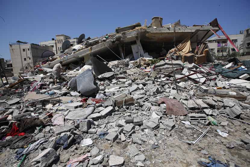 Bangunan hancur akibat serangan udara Israel. 