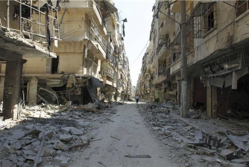 Bangunan hancur lebur akibat pertempuran yang melibatkan gerilyawan Pasukan Pembebasan Suriah (FSA) dan pasukan pemerintah di Distrik Salah Edinne, Aleppo, Suriah, pada Kamis (9/8).