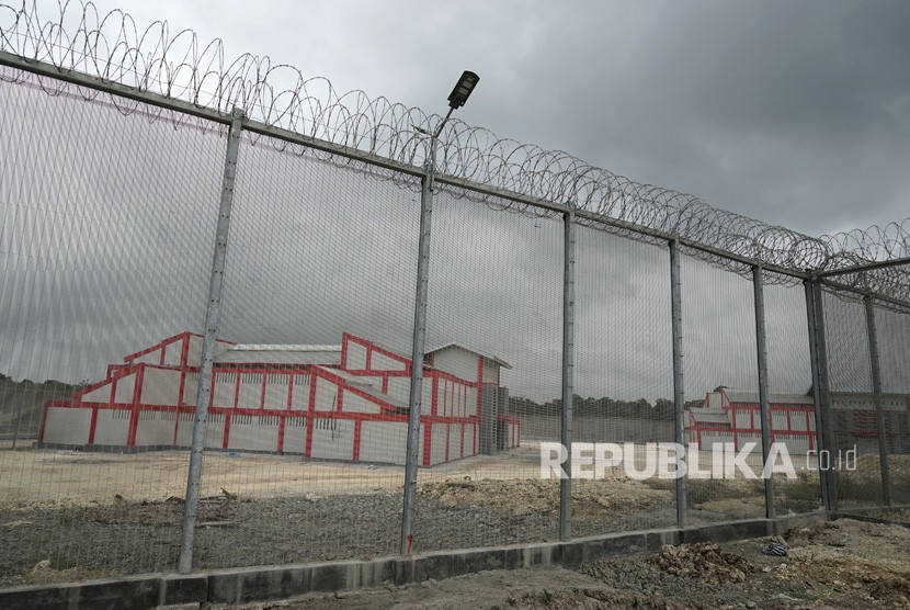 Bangunan Lapas yang telah siap difungsikan, terlihat dari luar pagar Lapas Kelas II-A Karanganyar, Pulau Nusakambangan, Cilacap, Jateng, Kamis (22/8/2019).(Antara/Idhad Zakaria)