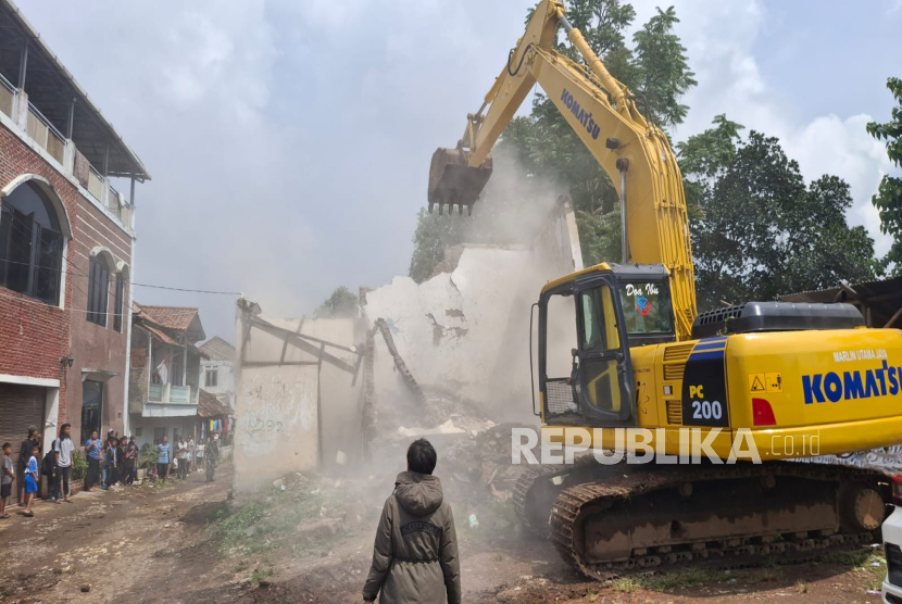 Rumah Tinggal hingga Warung di Situ Ciburuy Ditertibkan Pemprov Jabar